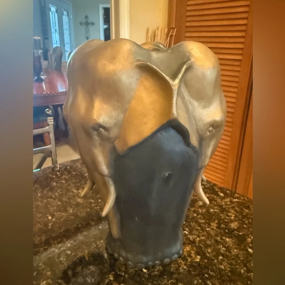 Vintage Design Toscano Artistic Elephant Motif Vase in Black & Gold